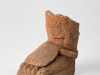 Ame Ker 137  Ame Ker 137, Mexiko, Bundesstaat Yucatan, Cuyo de Ancona, Maya, Postklassische Periode, 900-1450 n. Chr., Fragment eines figürlichen Räuchergefäßes, Ton, H 8,5 cm, B 8,2 cm, T 5,6 cm : Museumsfoto: Claus Cordes, Bestandskatalog Ethnologie